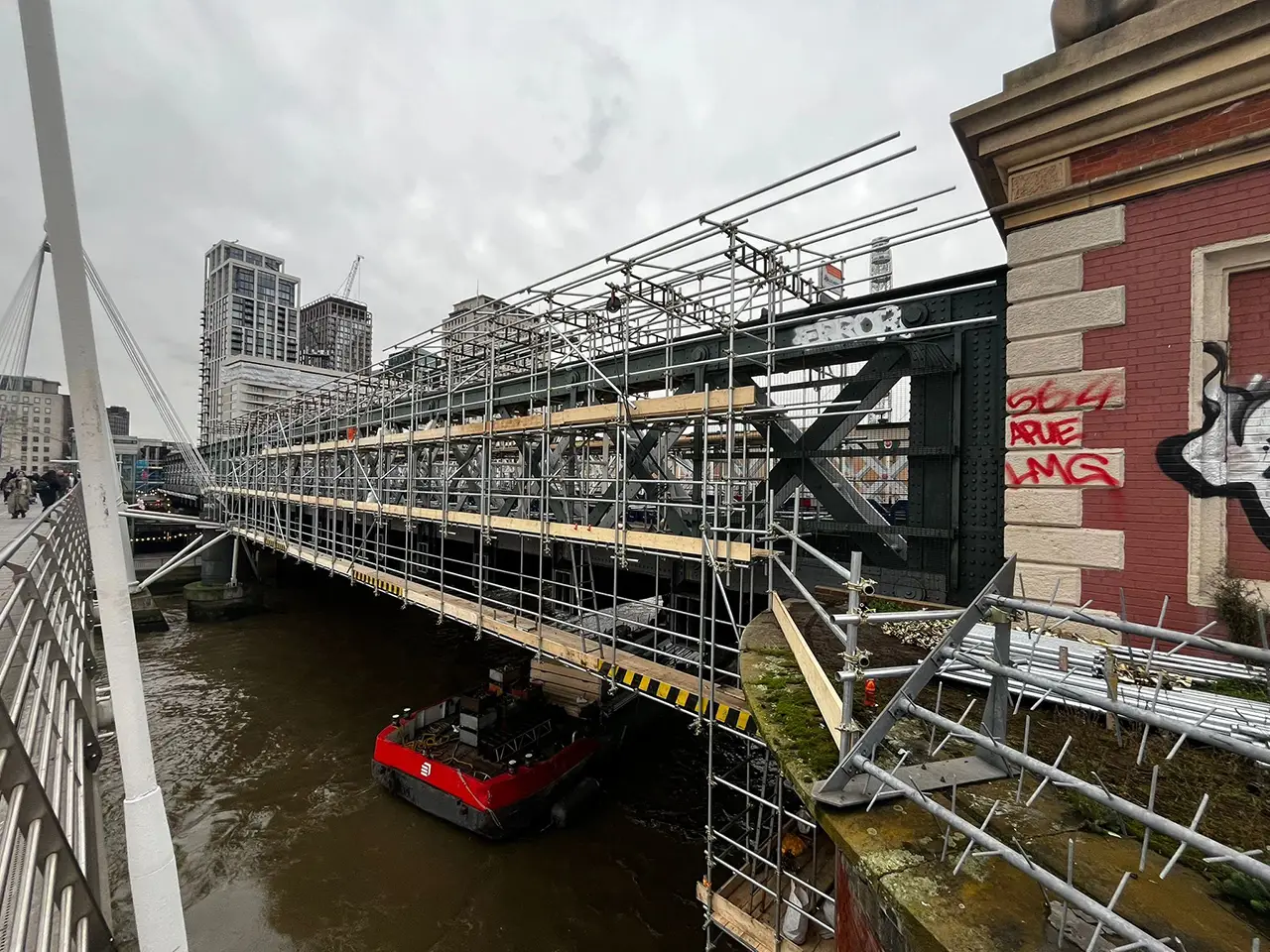 hungerford bridge refurbishment scaffolding